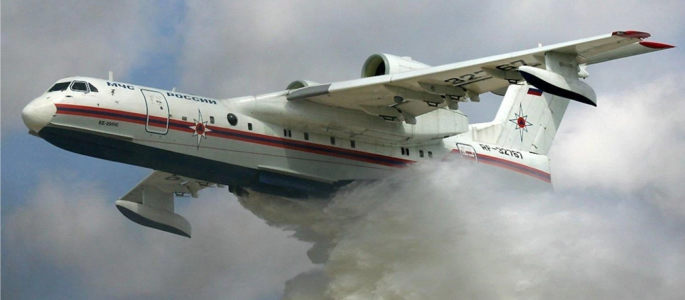 Οι Ρώσοι πιλότοι του Beriev-200 κατέγραψαν από ψηλά τη φωτιά στην Εύβοια (βίντεο)